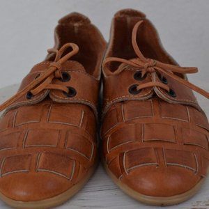 Town and Country Lace Leather Woven Shoes size 5 1/2‎ B